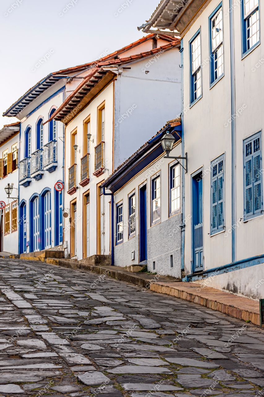 Diamantina, Minas Gerais: Rua de paralelepípedos com casas históricas e fachadas coloniais