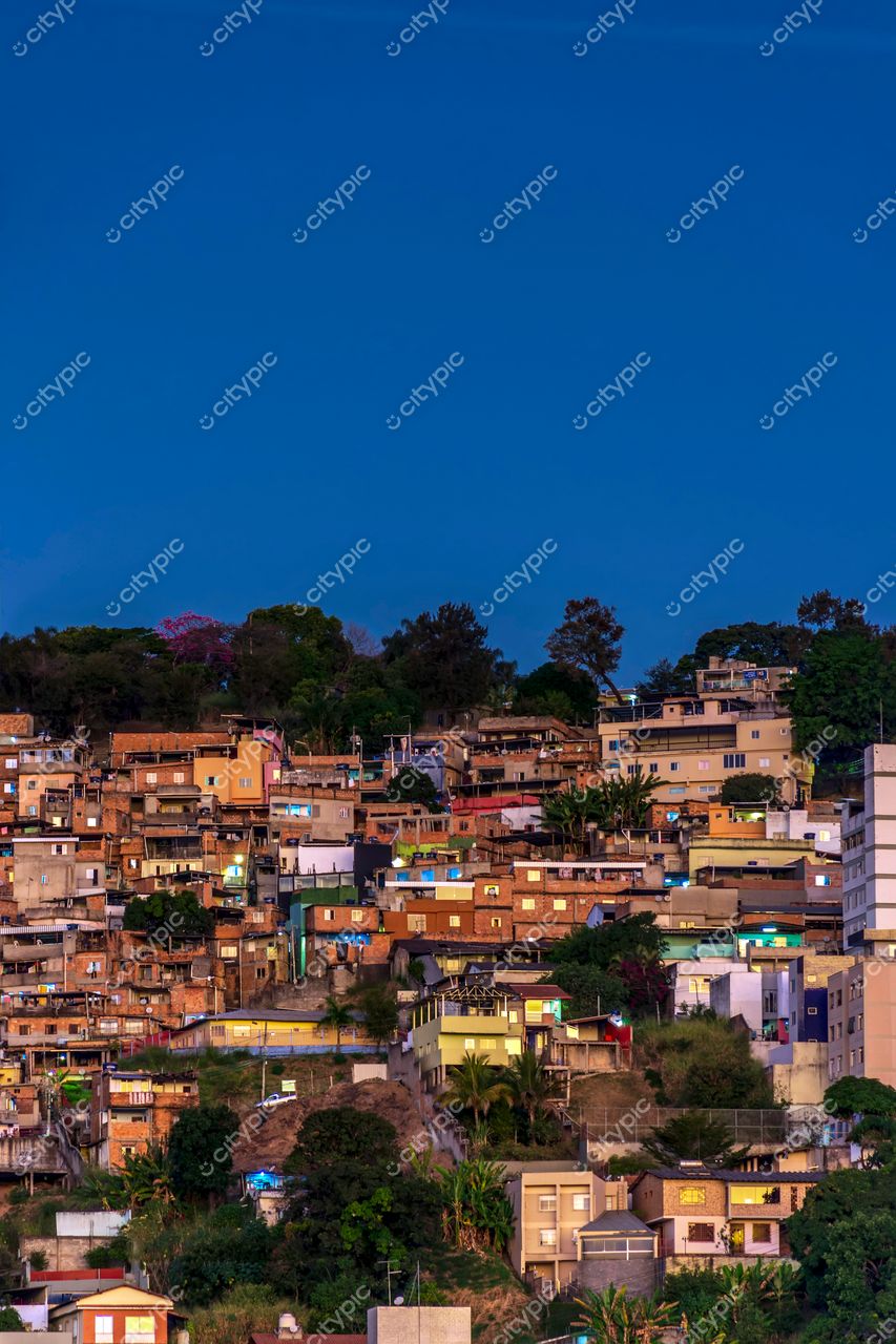 Morro Habitado ao Entardecer: Diversidade Arquitetônica em Belo Horizonte, Minas Gerais