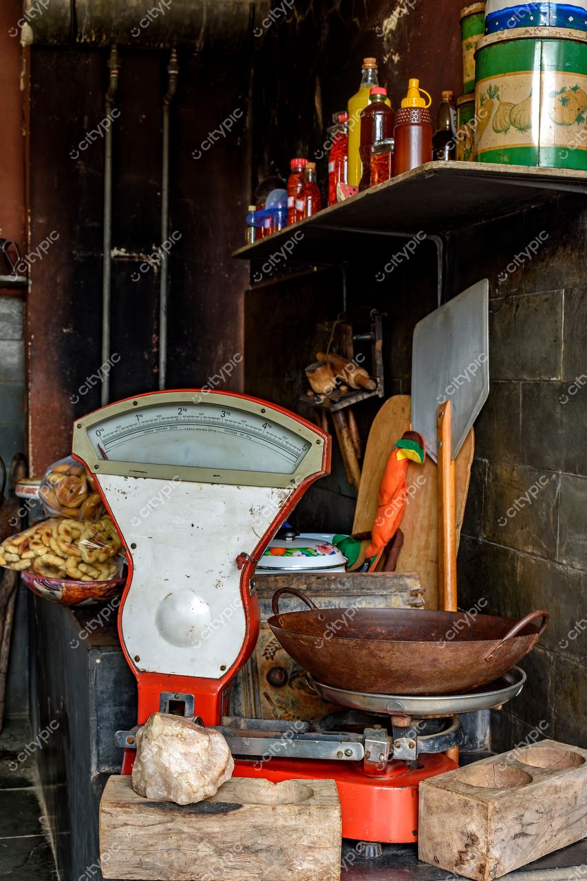 Vintage Charm: A Balança de Peso na Cozinha Rústica