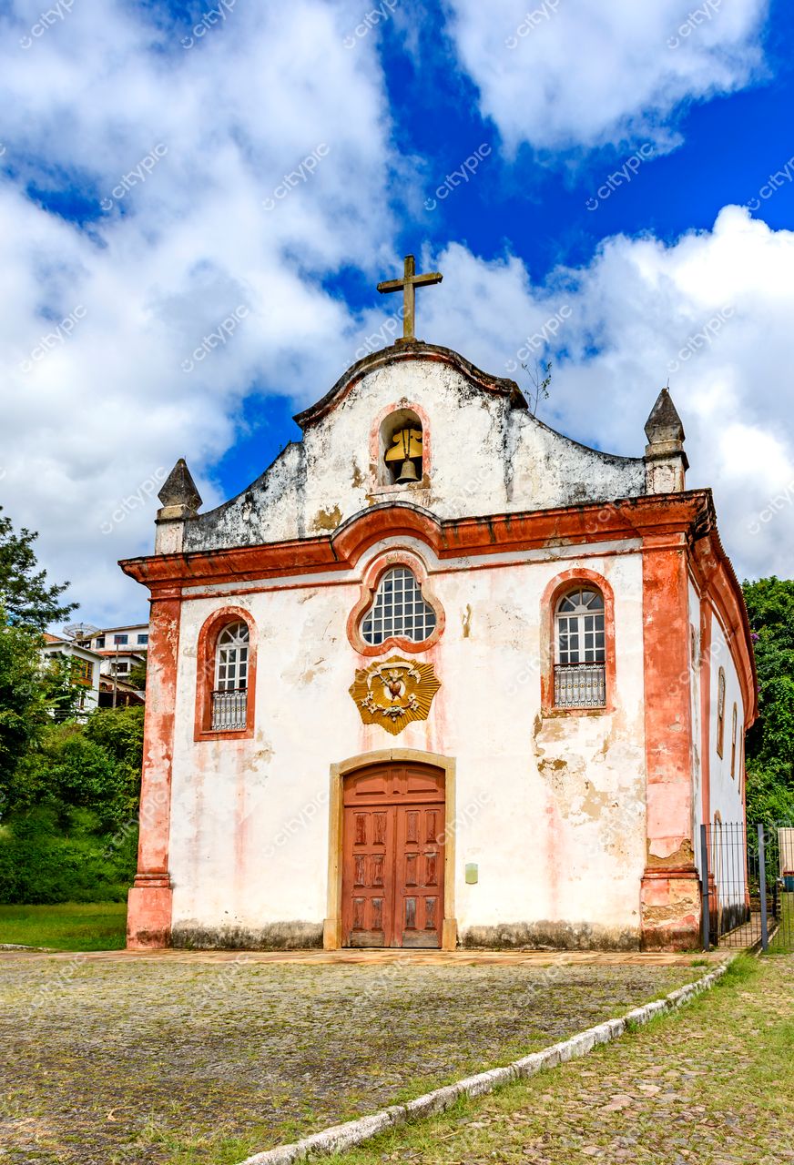Ouro Preto, Minas Gerais, Brasil: Igreja histórica colonial em tons de rosa e detalhes emoldurados