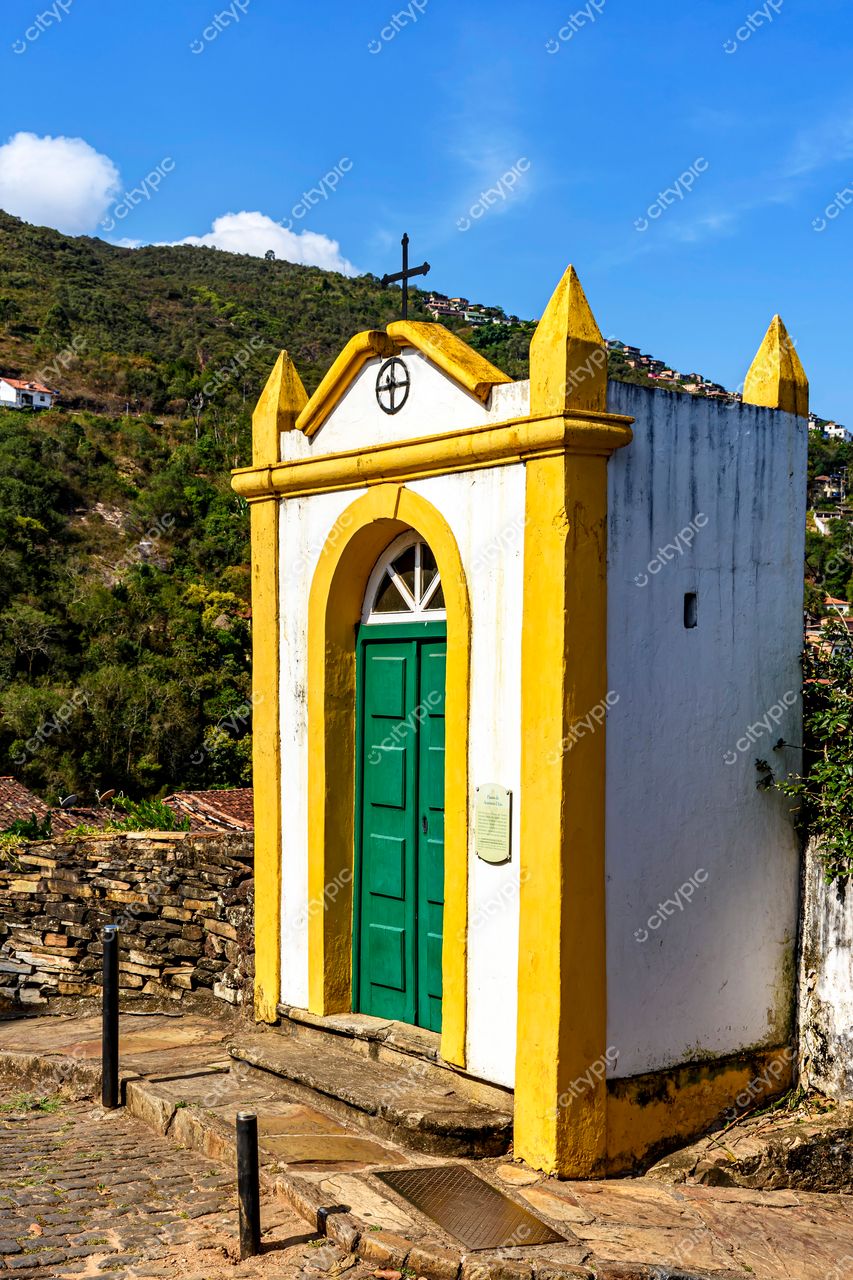 Ouro Preto, Minas Gerais: Capela colonial charmosa em meio à paisagem exuberante