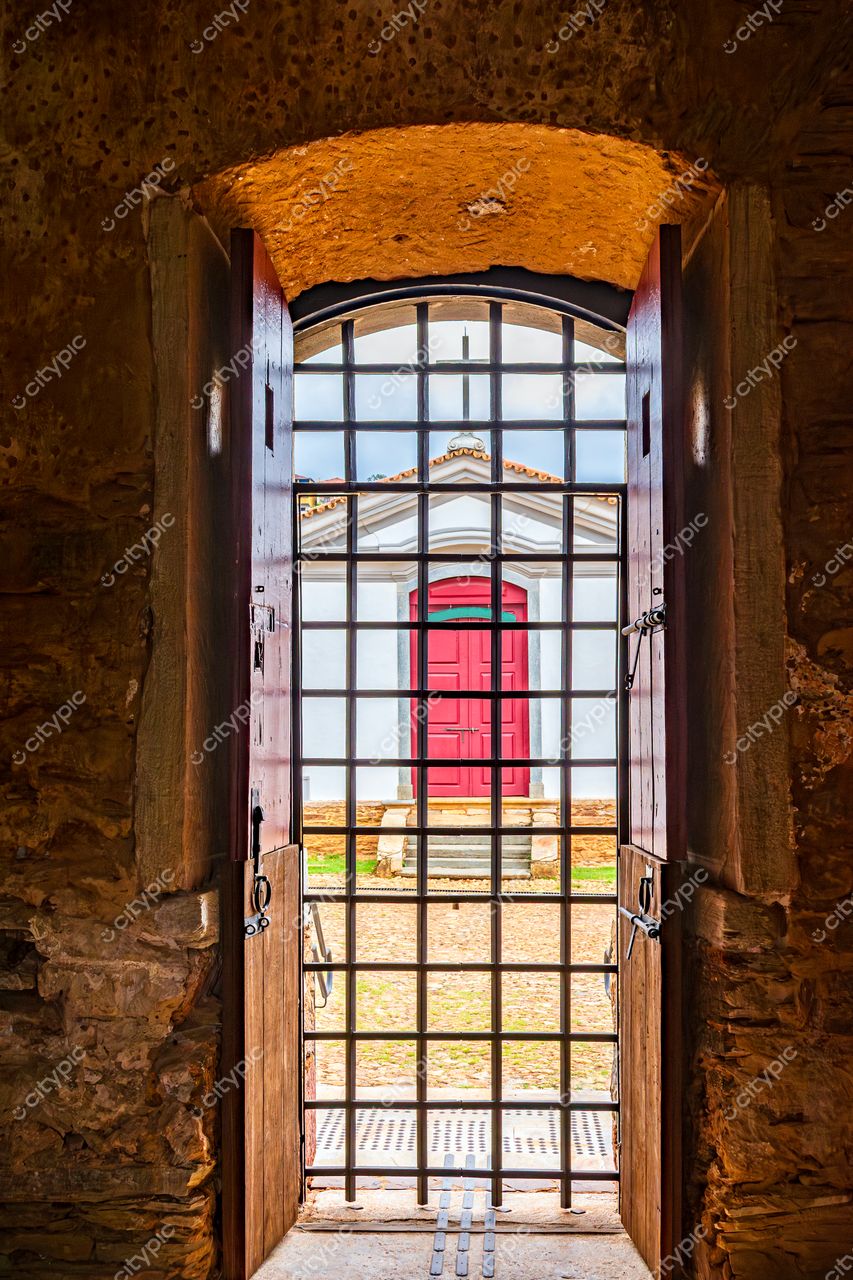Mariana, Minas Gerais: Porta histórica em um cenário encantador