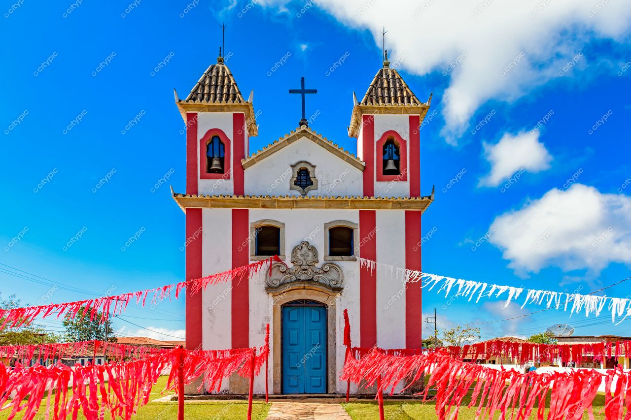 Arquitetura Distinta: A Igreja Histórica com Fachada de Paredes Brancas e Faixas Verticais Vermelhas