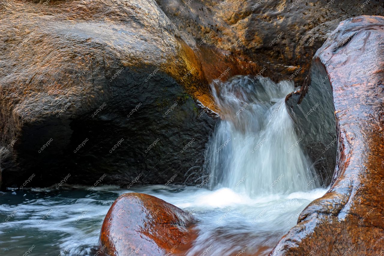 Tranquilidade entre as Rochas: A Beleza Serena de uma Pequena Cachoeira