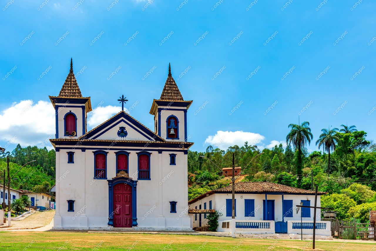 Capela Colonial: Um Retrato da História e Serenidade entre as Colinas Verdes