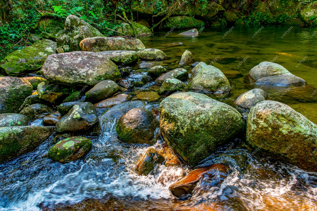 Rio Encantado: A beleza serena da natureza em Ilhabela, São Paulo, Brasil