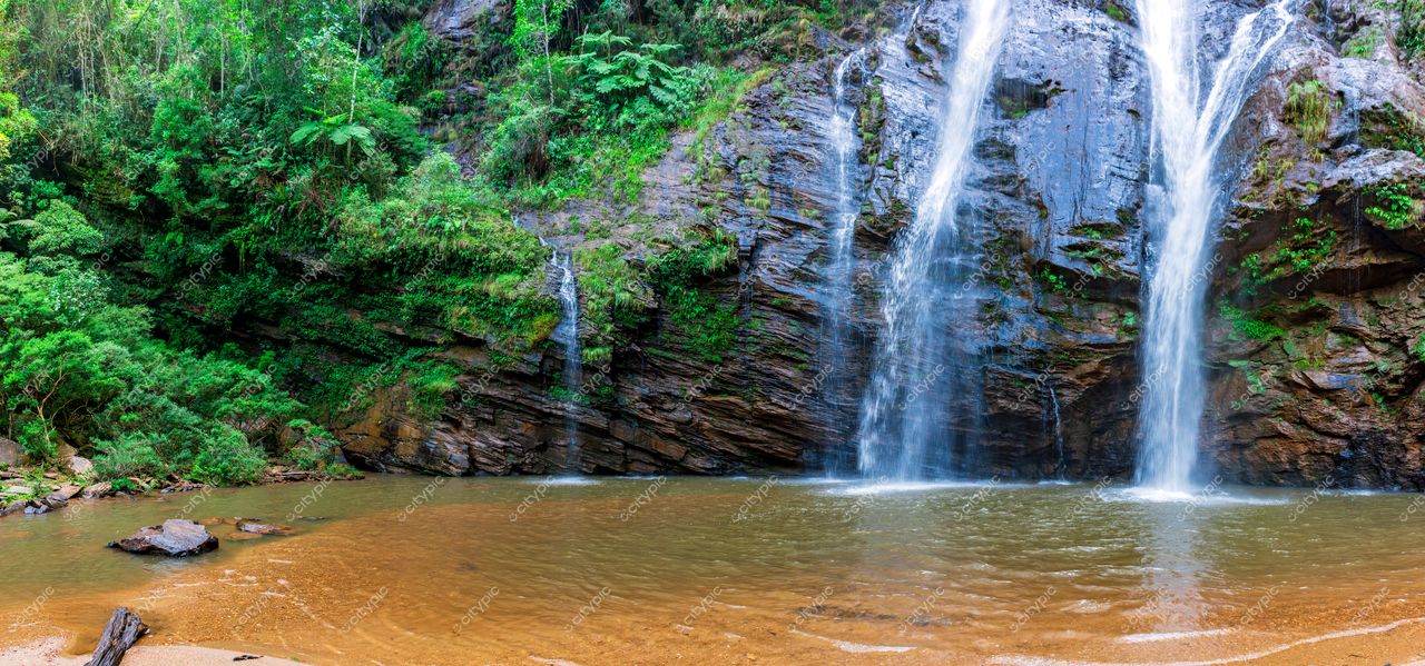 Oásis de Serenidade: A Beleza Natural de uma Cachoeira Exuberante