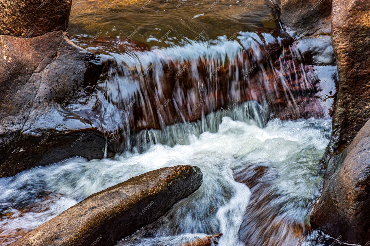 Tranquilidade em Movimento: A Beleza de um Riacho Fluvial