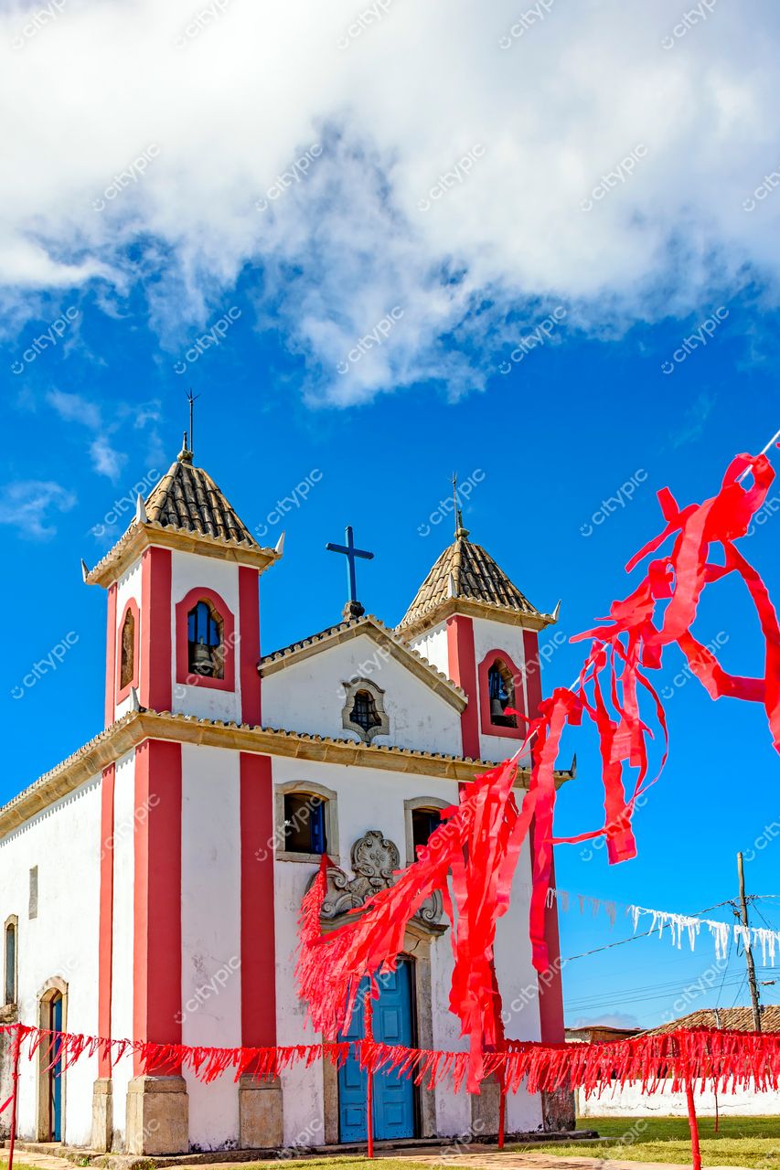 A encantadora igreja colonial: um símbolo de beleza e celebração na comunidade