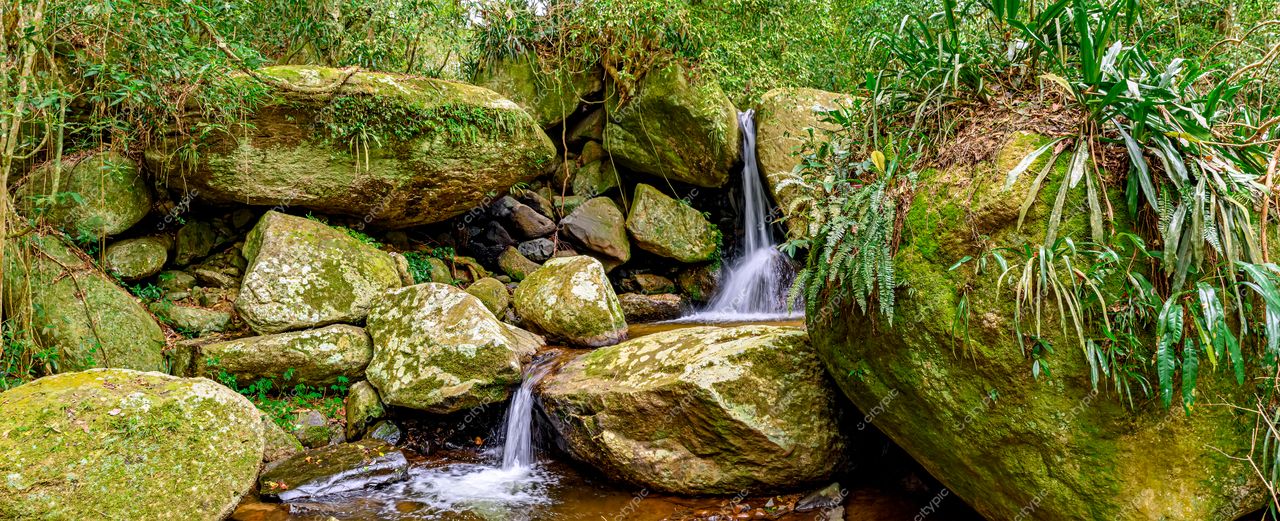 Cachoeira entre rochas em Ilhabela, São Paulo: um convite à contemplação da natureza