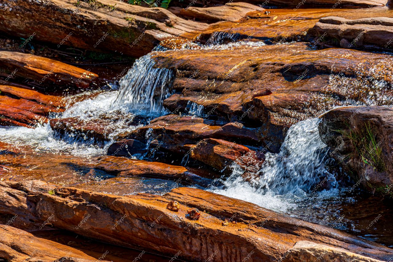 Rios de serenidade: a beleza natural em tons de vermelho e verde