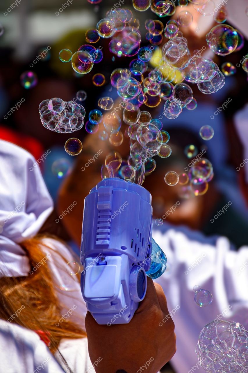 Bolhas de Alegria: Close-up vibrante em evento ao ar livre em Belo Horizonte, Minas Gerais