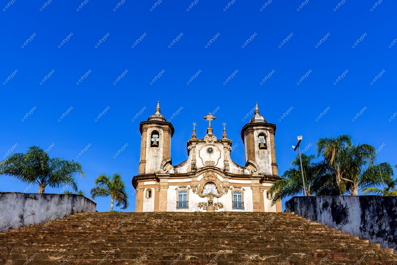 Ouro Preto, Minas Gerais: Igreja Colonial emoldurada pelo céu azul