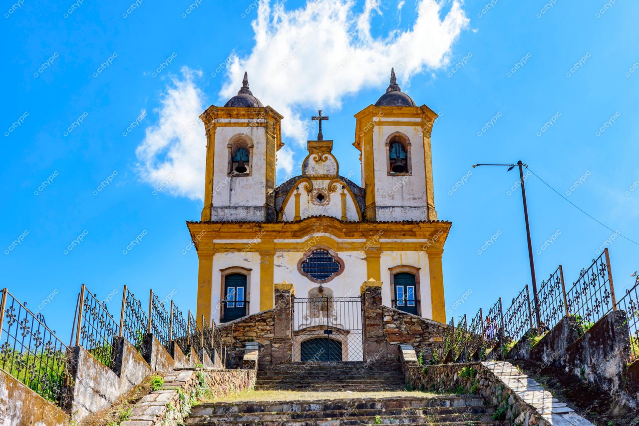 Ouro Preto, Minas Gerais, Brasil: Igreja histórica com fachada barroca impressionante