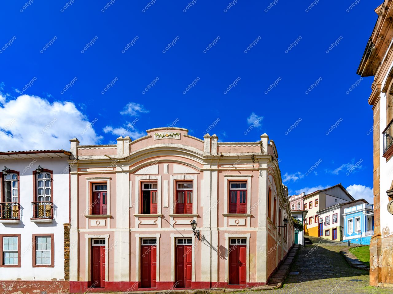 Ouro Preto, Minas Gerais: Encantadora rua histórica com arquitetura colonial e cores vibrantes
