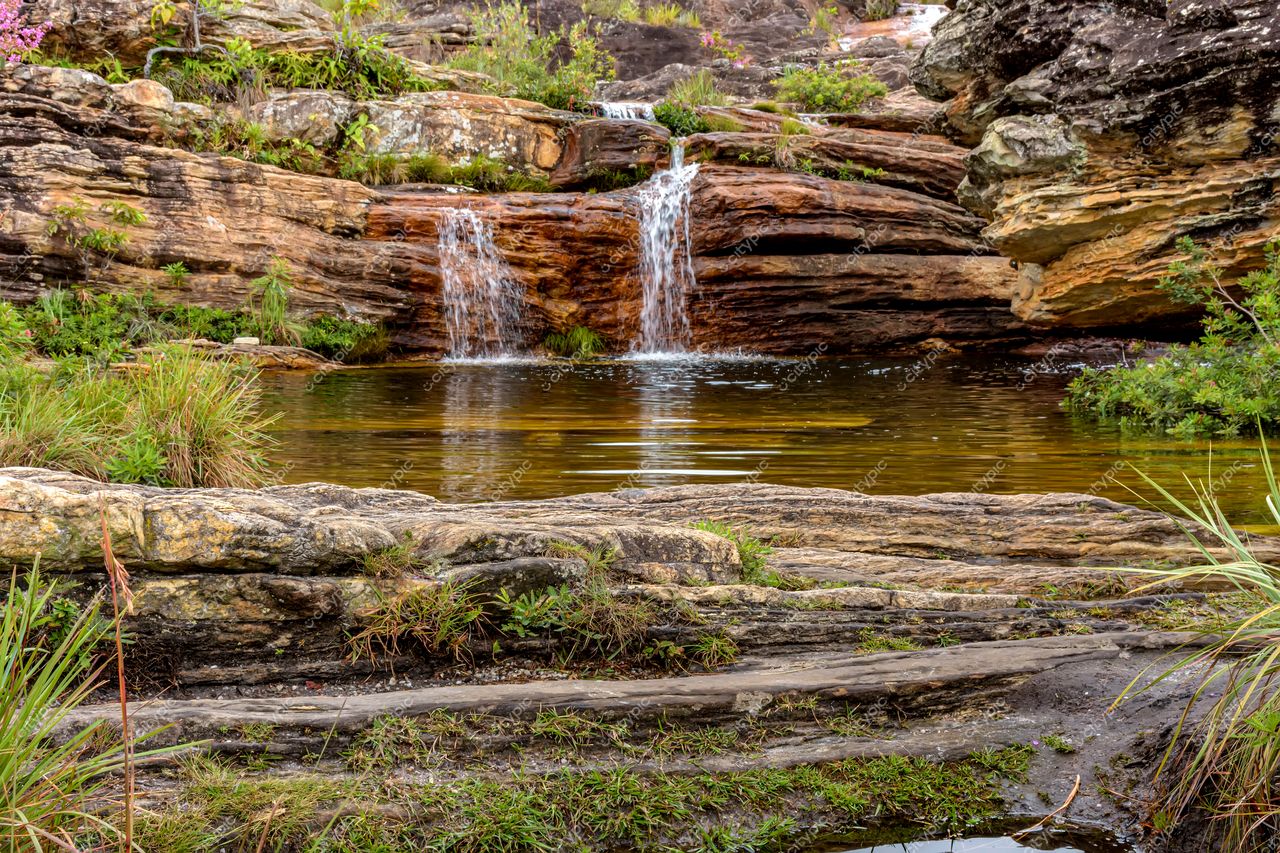 Diamantina, Minas Gerais: Quedas d’água e vegetação exuberante em cenário sereno
