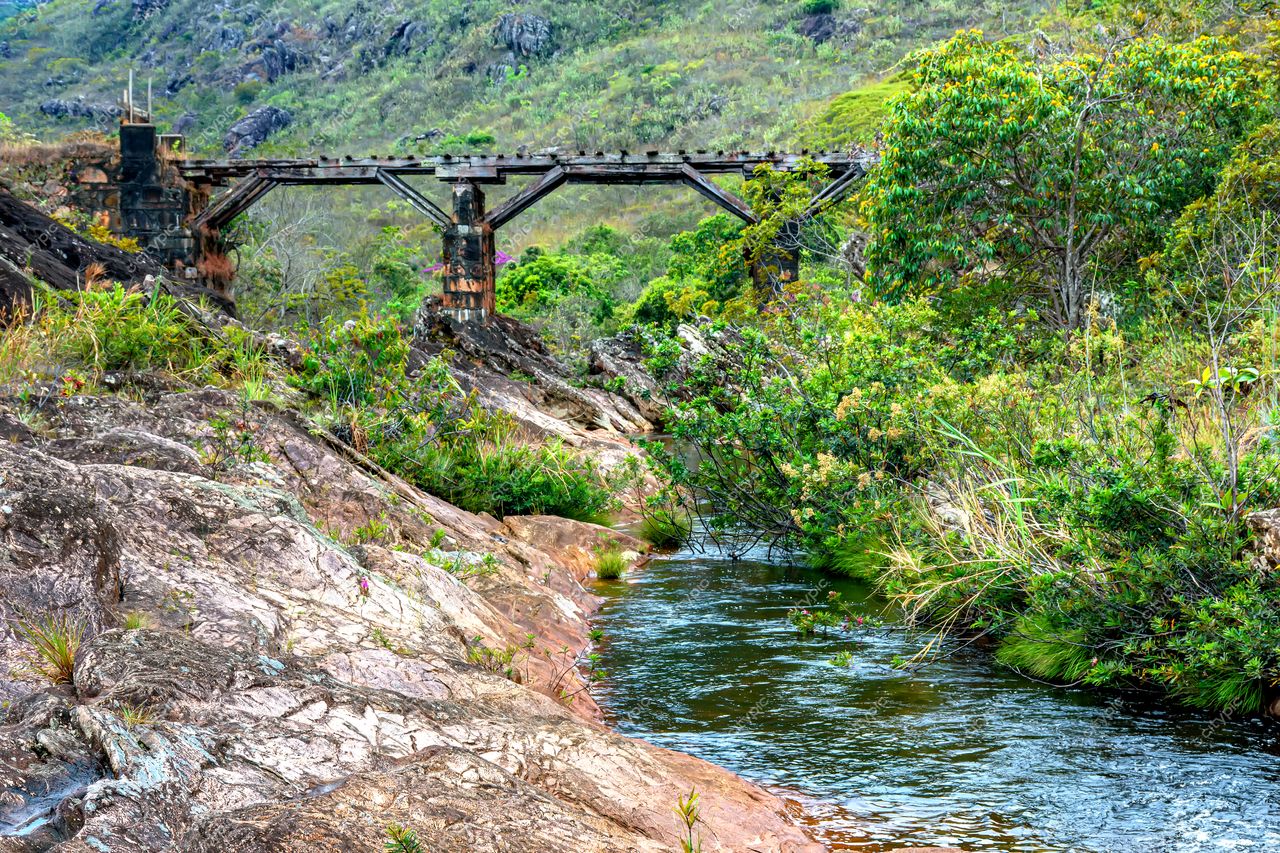 Diamantina, Minas Gerais: Rio sereno, ponte antiga e exuberância da flora local
