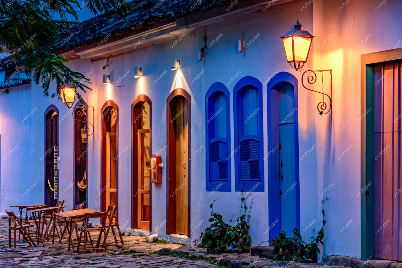 Paraty, Rio de Janeiro: Cena Noturna Encantadora na Cidade Histórica