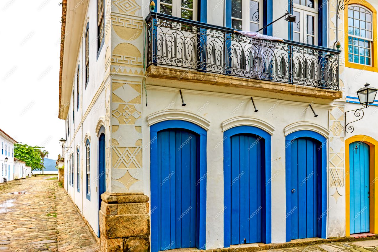 Paraty, Rio de Janeiro: Fachada colonial com portas azuis e balcão de ferro forjado
