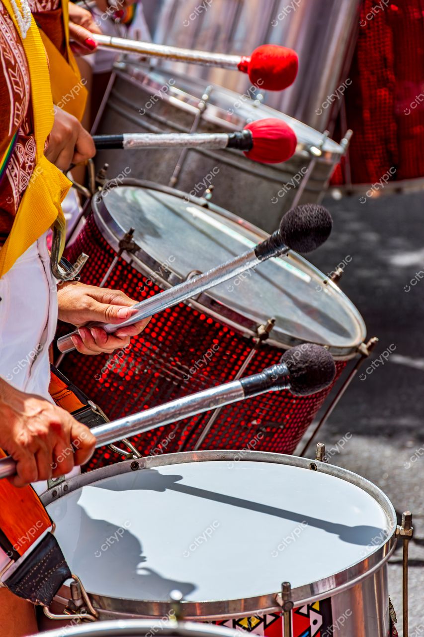 Tambores em Festa: Mãos em Ação na Celebração de Belo Horizonte, Minas Gerais