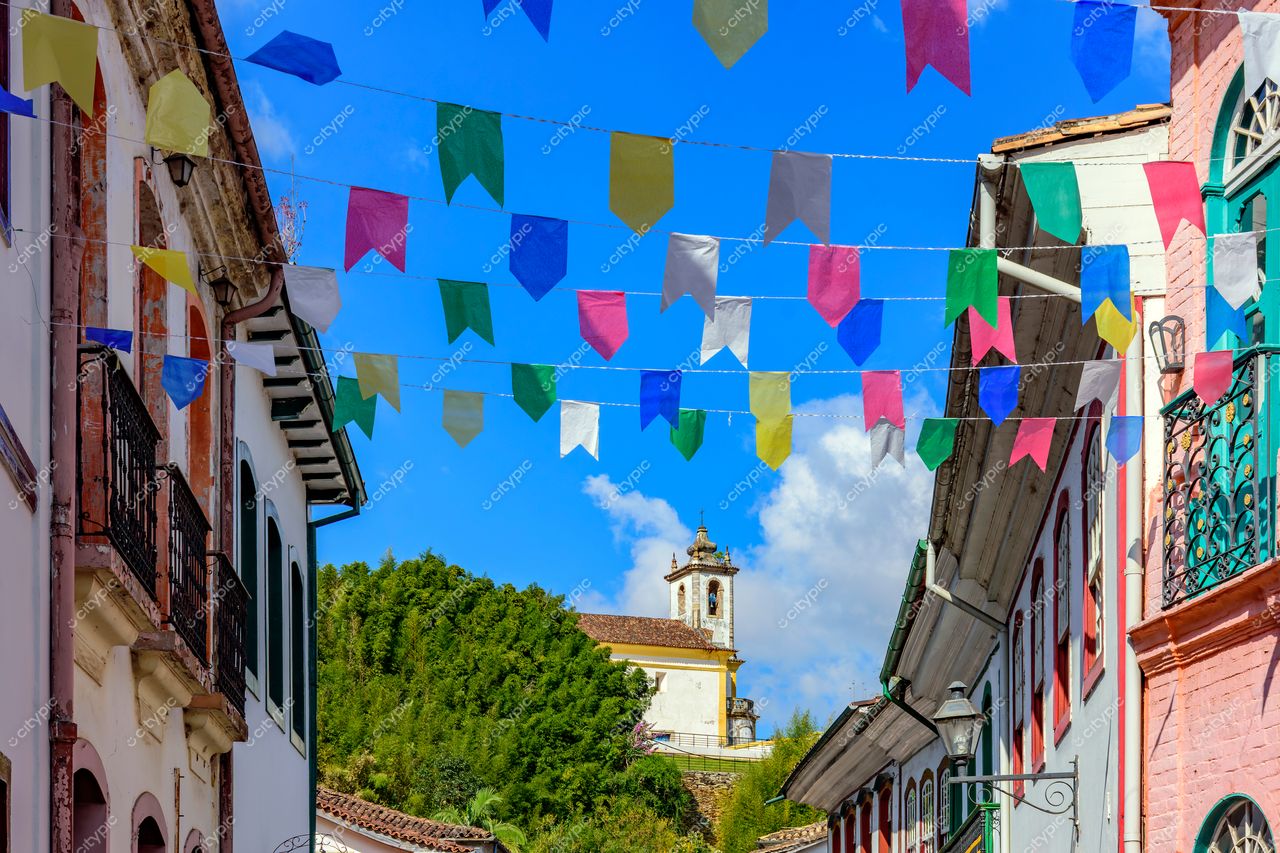 Ouro Preto, Minas Gerais: Rua charmosa adornada com bandeirinhas coloridas e edifícios históricos