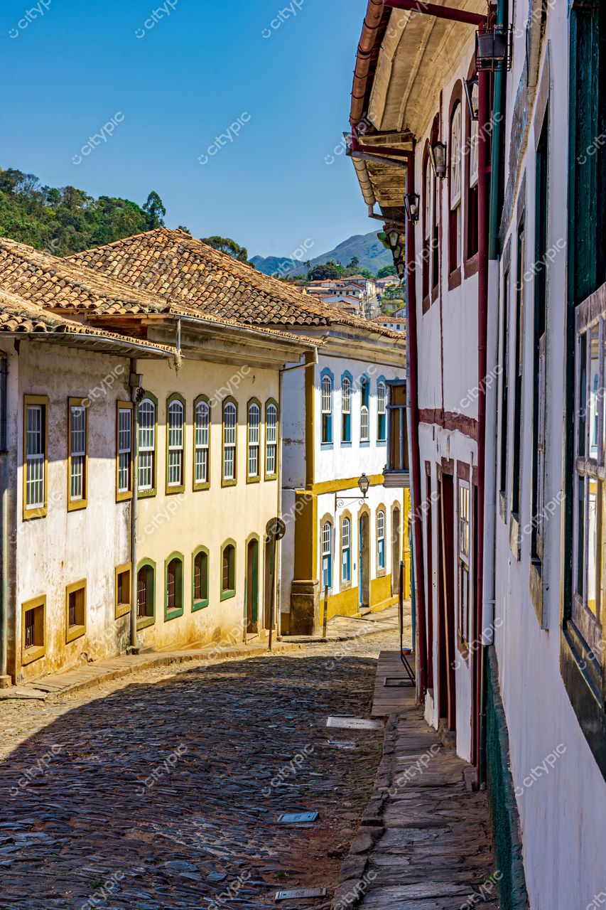 Ouro Preto, Minas Gerais: Rua colonial em tons de amarelo e branco