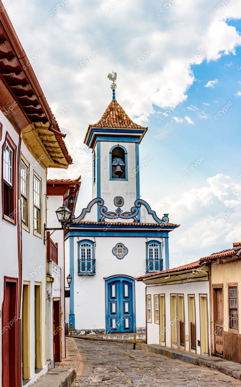 Diamantina, Minas Gerais: Rua histórica com igreja colonial e detalhes coloridos