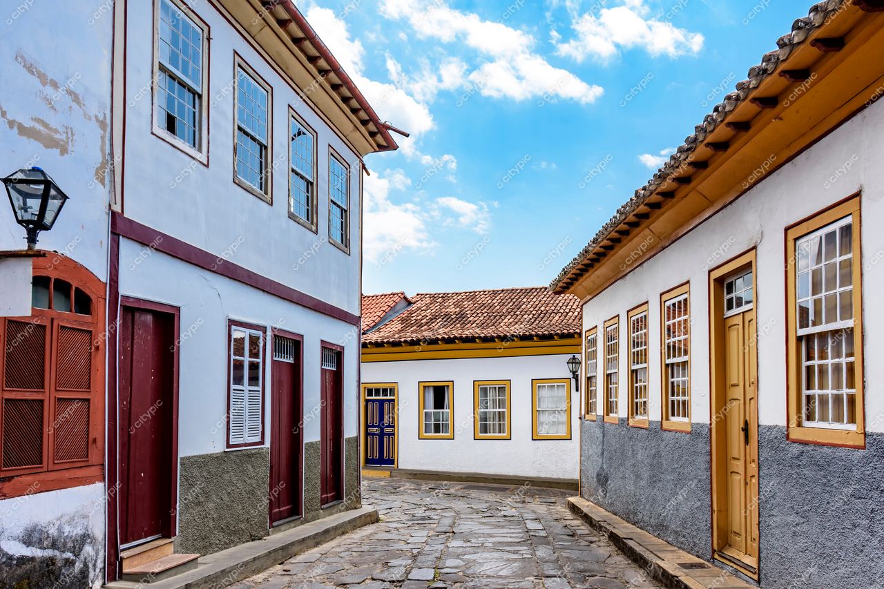 Diamantina, Minas Gerais: Rua histórica com fachadas vibrantes e charmosas