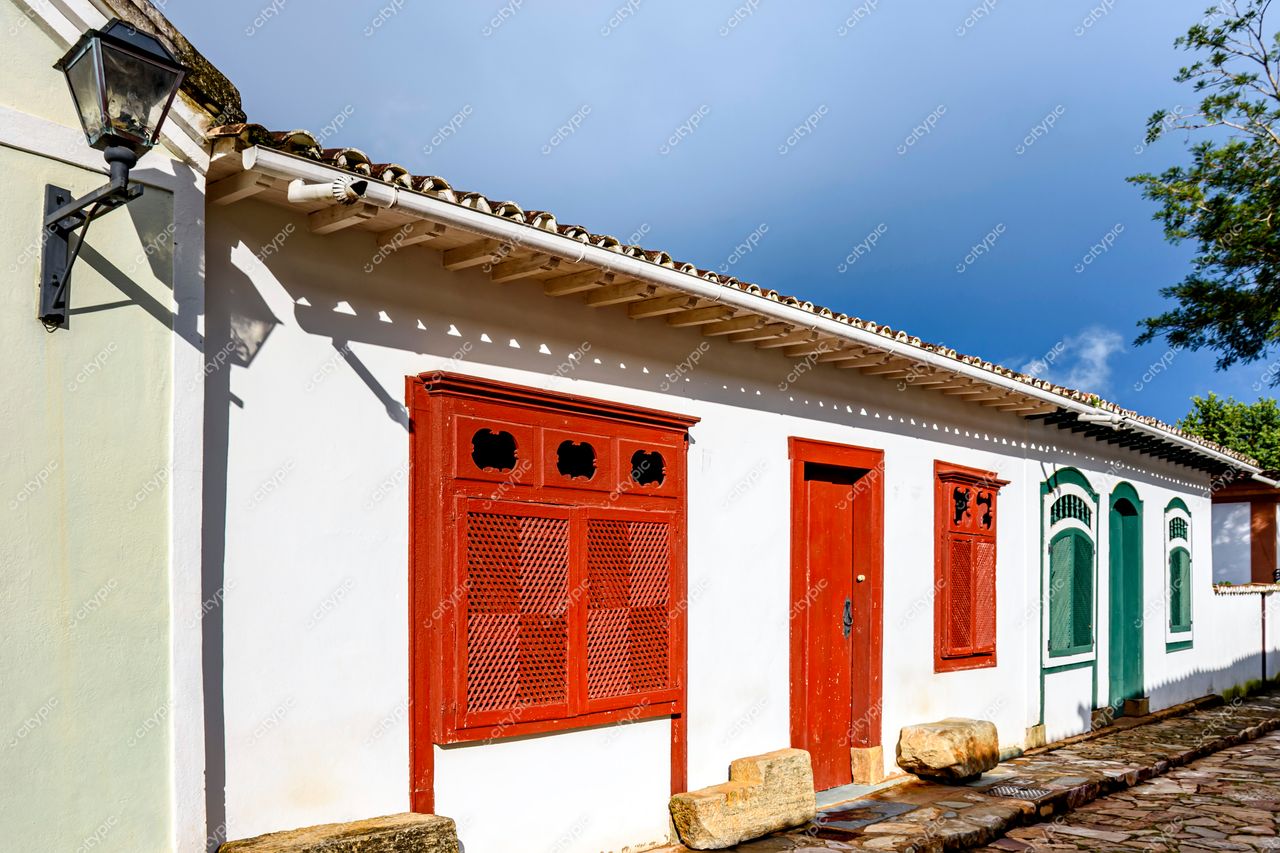 Tiradentes, Minas Gerais: Rua histórica com arquitetura colonial e charme pitoresco