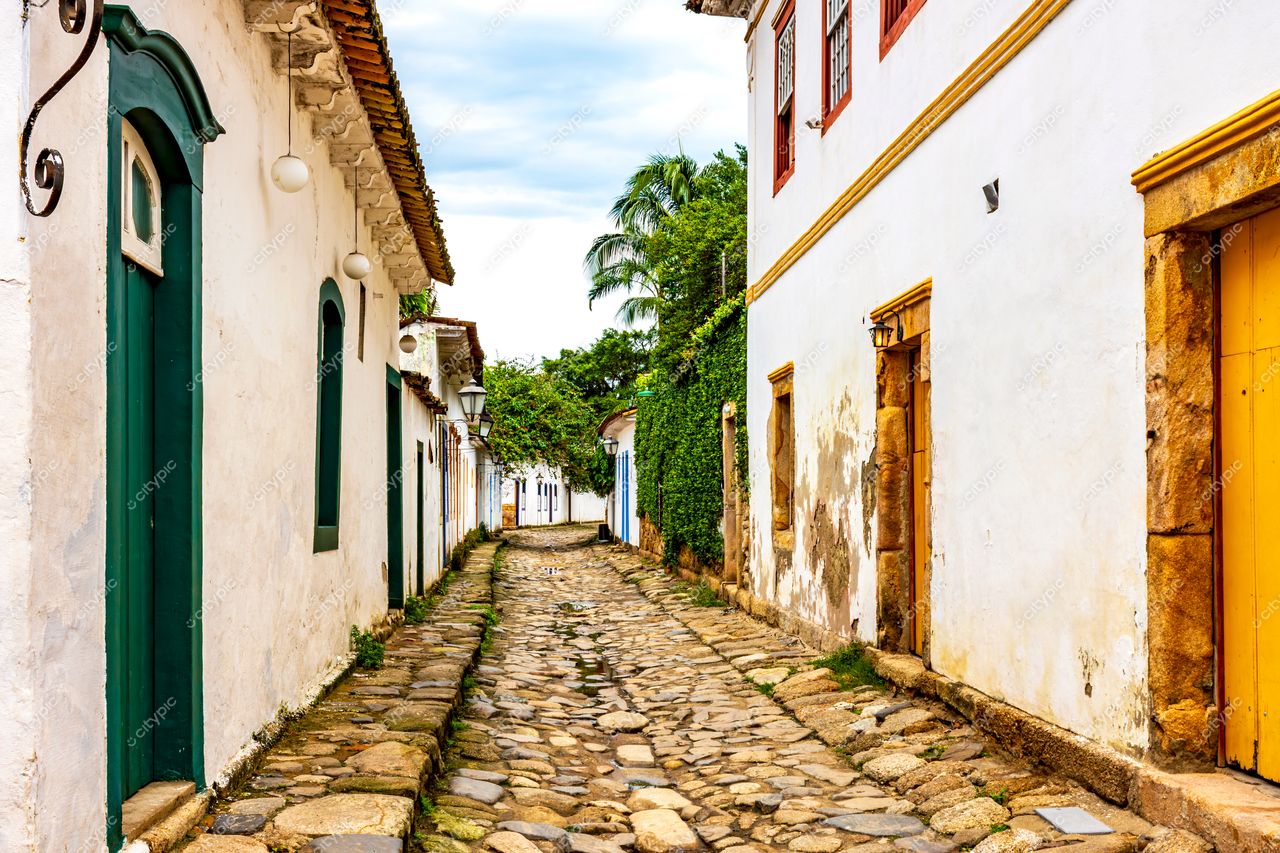 Paraty, Rio de Janeiro: Rua histórica com fachadas brancas e toques coloridos
