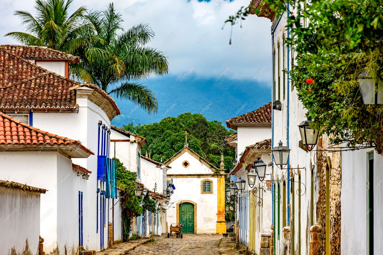 Paraty, Rio de Janeiro: Rua colonial com casas brancas e detalhes em azul