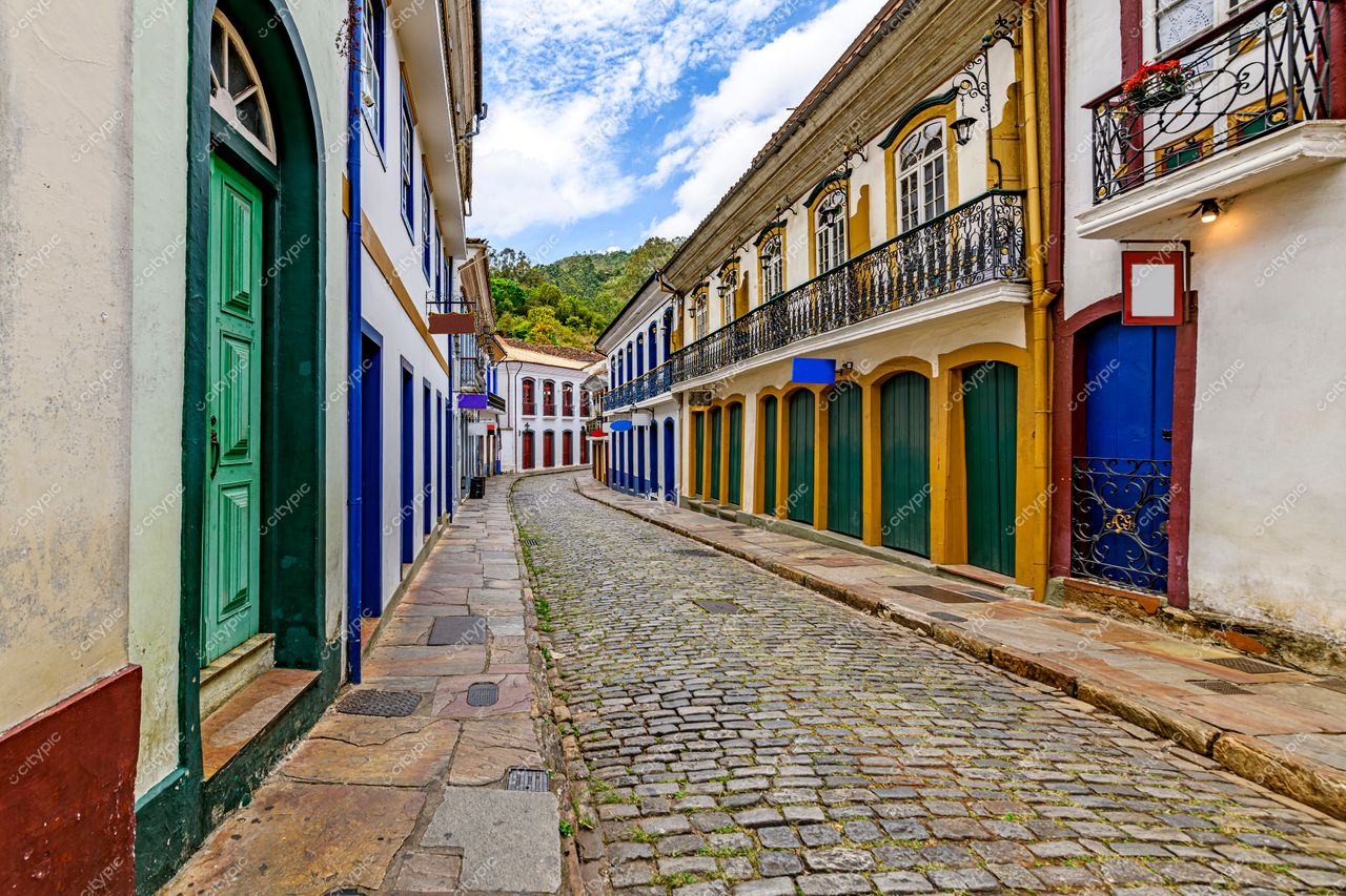 Ouro Preto, Minas Gerais: Rua de paralelepípedos com portas coloridas e arquitetura colonial