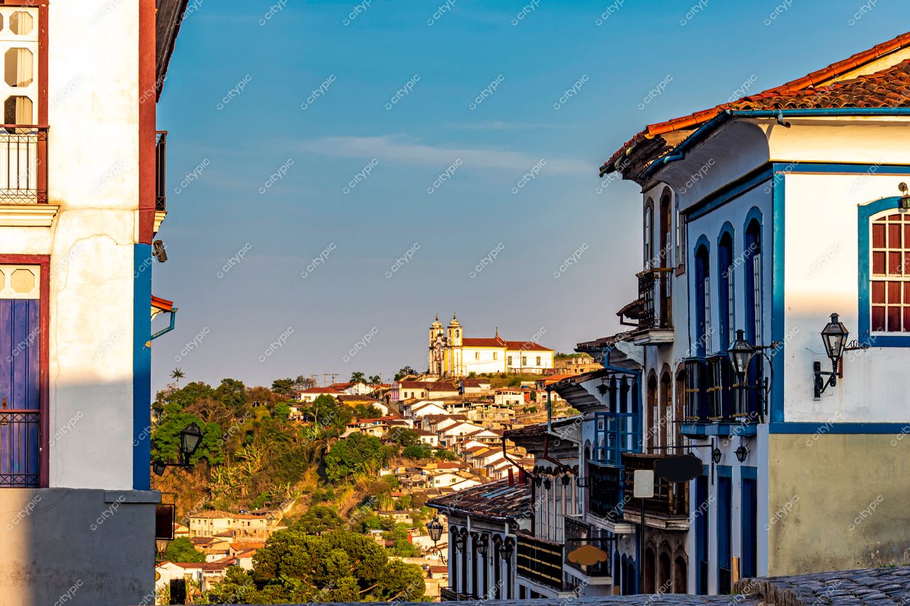 Ouro Preto, Minas Gerais: Vista encantadora da cidade histórica e da Serra do Espinhaço ao amanhecer