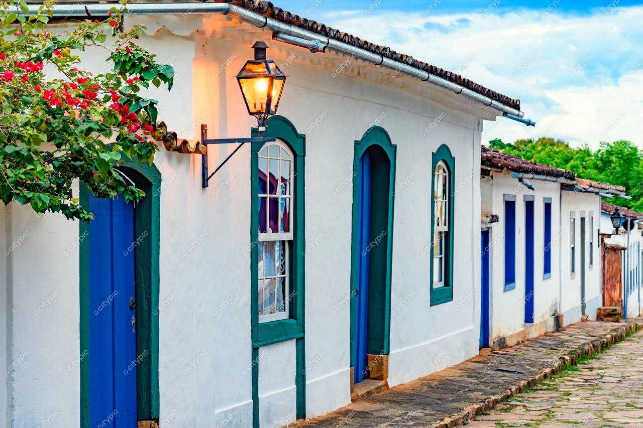 Tiradentes, Minas Gerais: Rua charmosa com arquitetura colonial portuguesa e atmosfera acolhedora