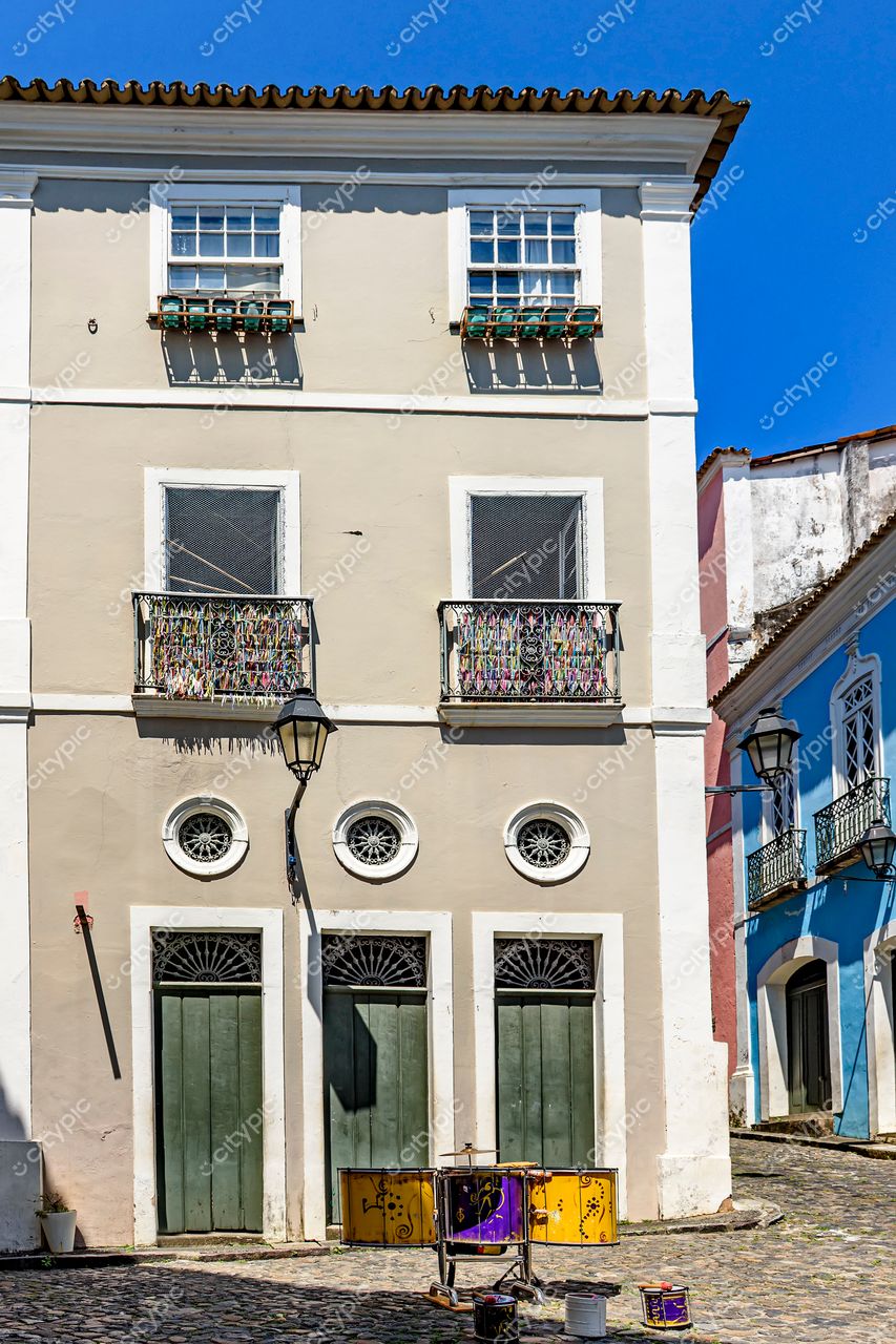 Pelourinho, Salvador, Bahia: Fachada colonial vibrante em meio à rica herança cultural