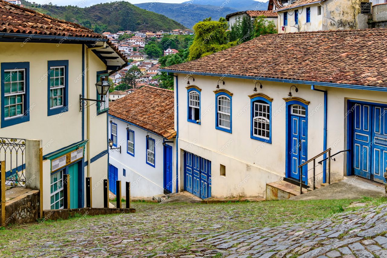 Ouro Preto, Minas Gerais: Rua charmosa com arquitetura colonial e paisagem pitoresca