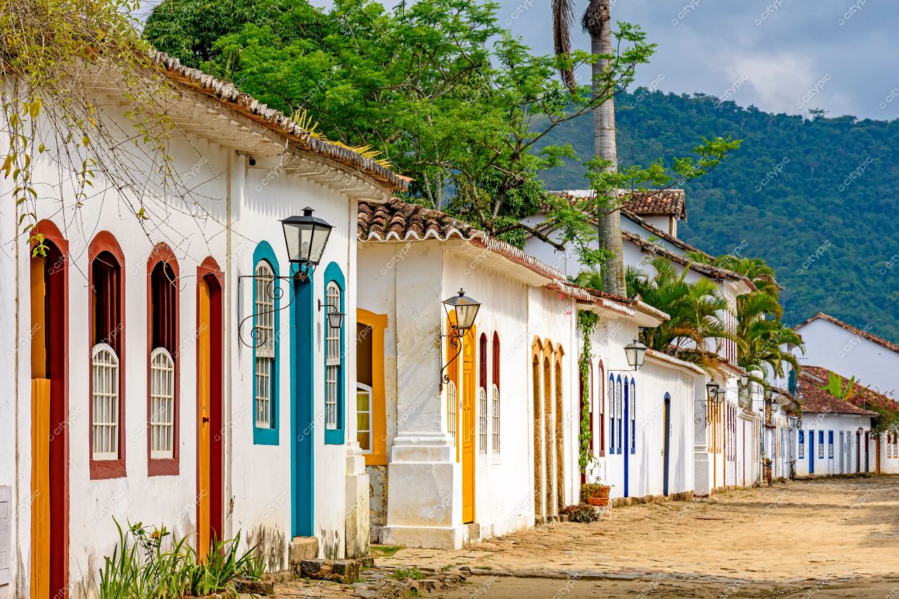 Paraty, Rio de Janeiro: Rua colonial pitoresca em meio à exuberante natureza