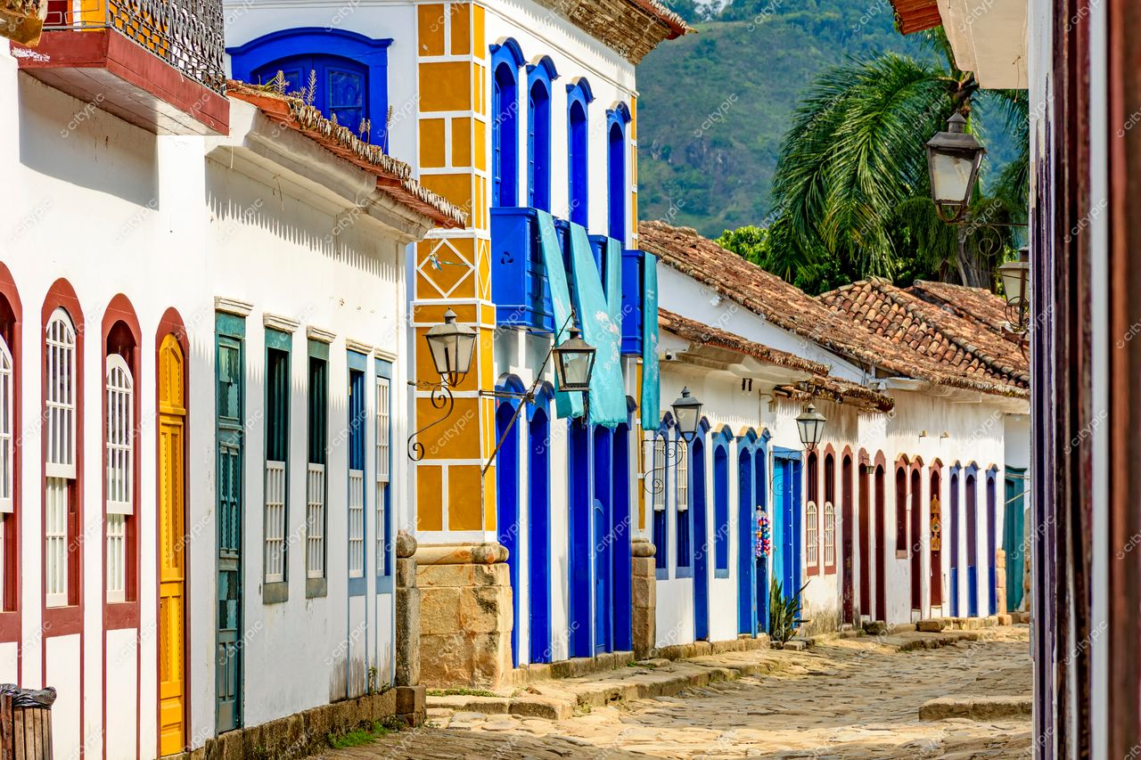 Paraty, Rio de Janeiro: Rua colonial encantadora com cores vibrantes e detalhes artesanais