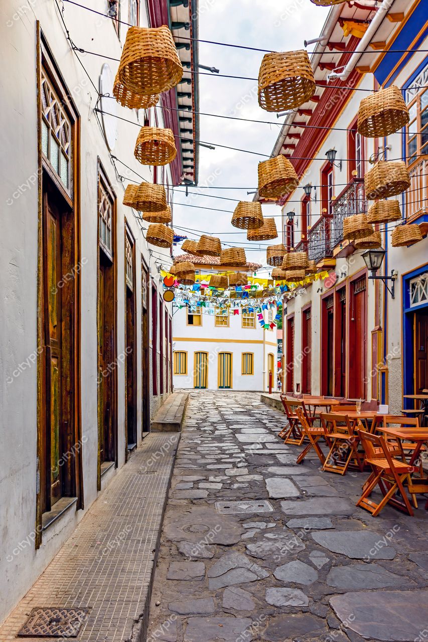 Diamantina, Minas Gerais: Rua charmosa com detalhes coloridos e atmosfera festiva