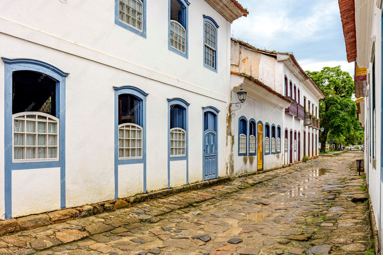 Paraty, Rio de Janeiro: Rua histórica em tons de azul e amarelo