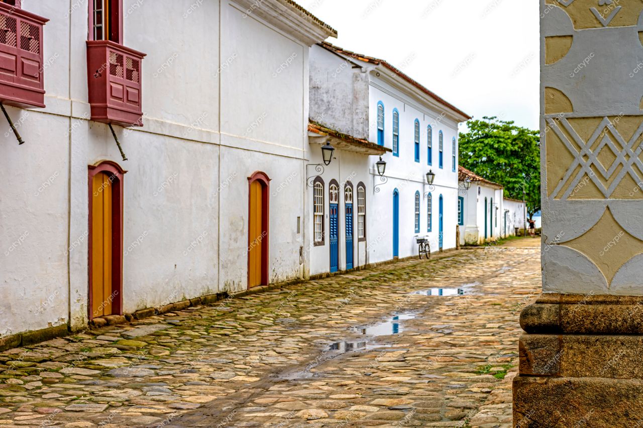 Paraty, Rio de Janeiro: Rua colonial encantadora com janelas coloridas e varandas em balanço