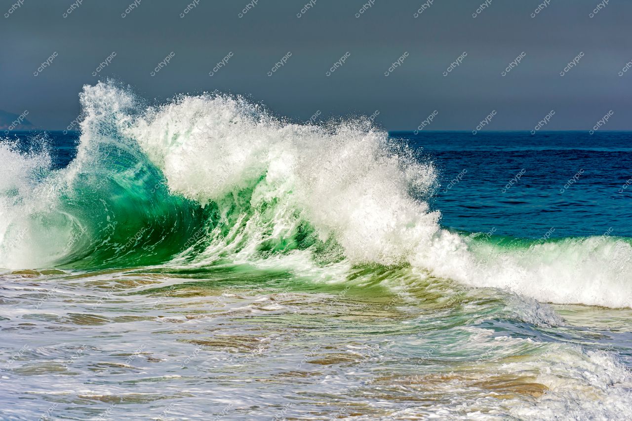 Onda vibrante em Ipanema: a energia do mar no Rio de Janeiro