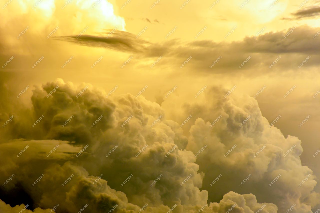 Céu dramático sobre Belo Horizonte: nuvens densas em tons quentes de amarelo