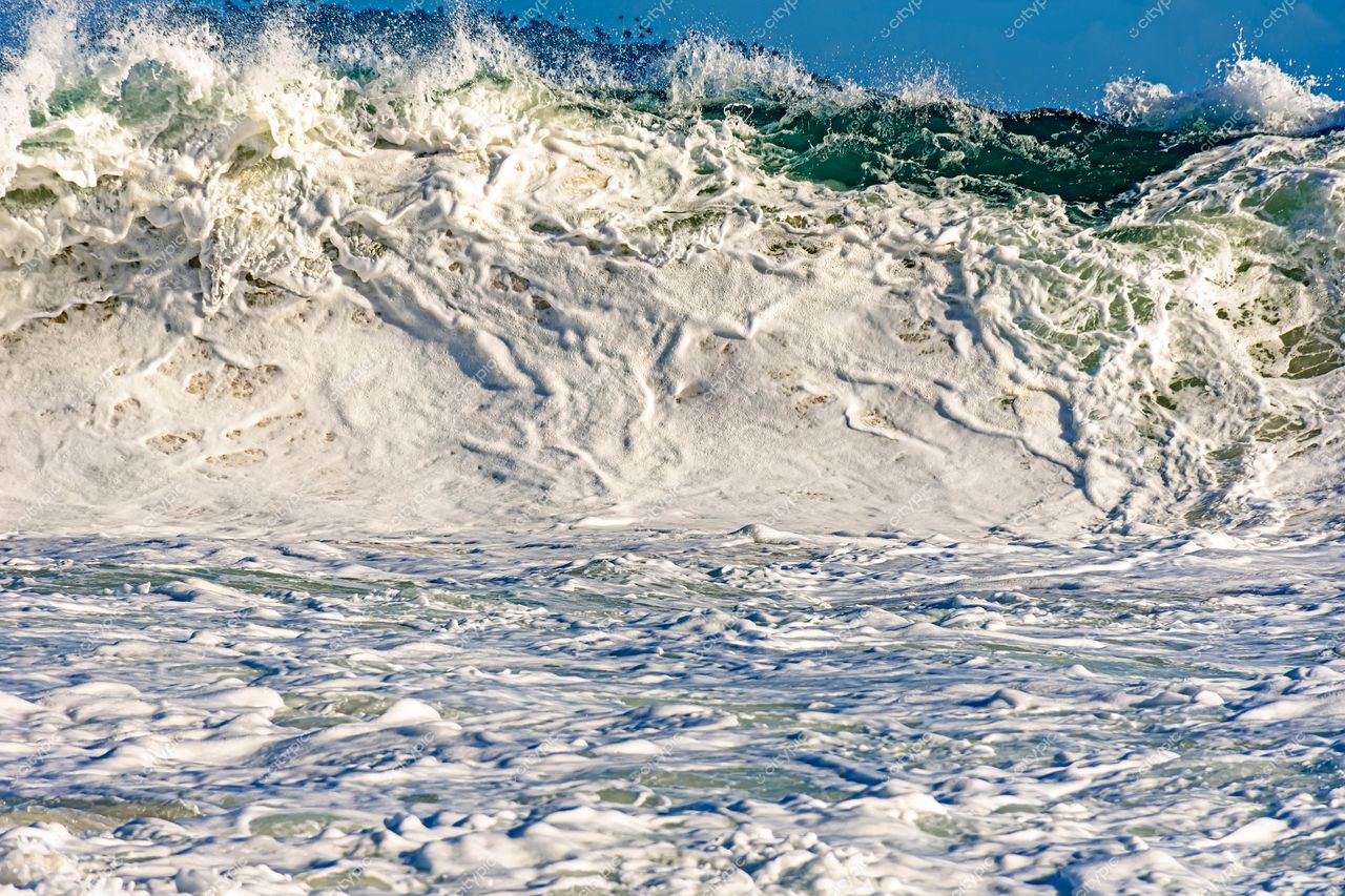 Onda vibrante em Ipanema, Rio de Janeiro: a energia da praia carioca