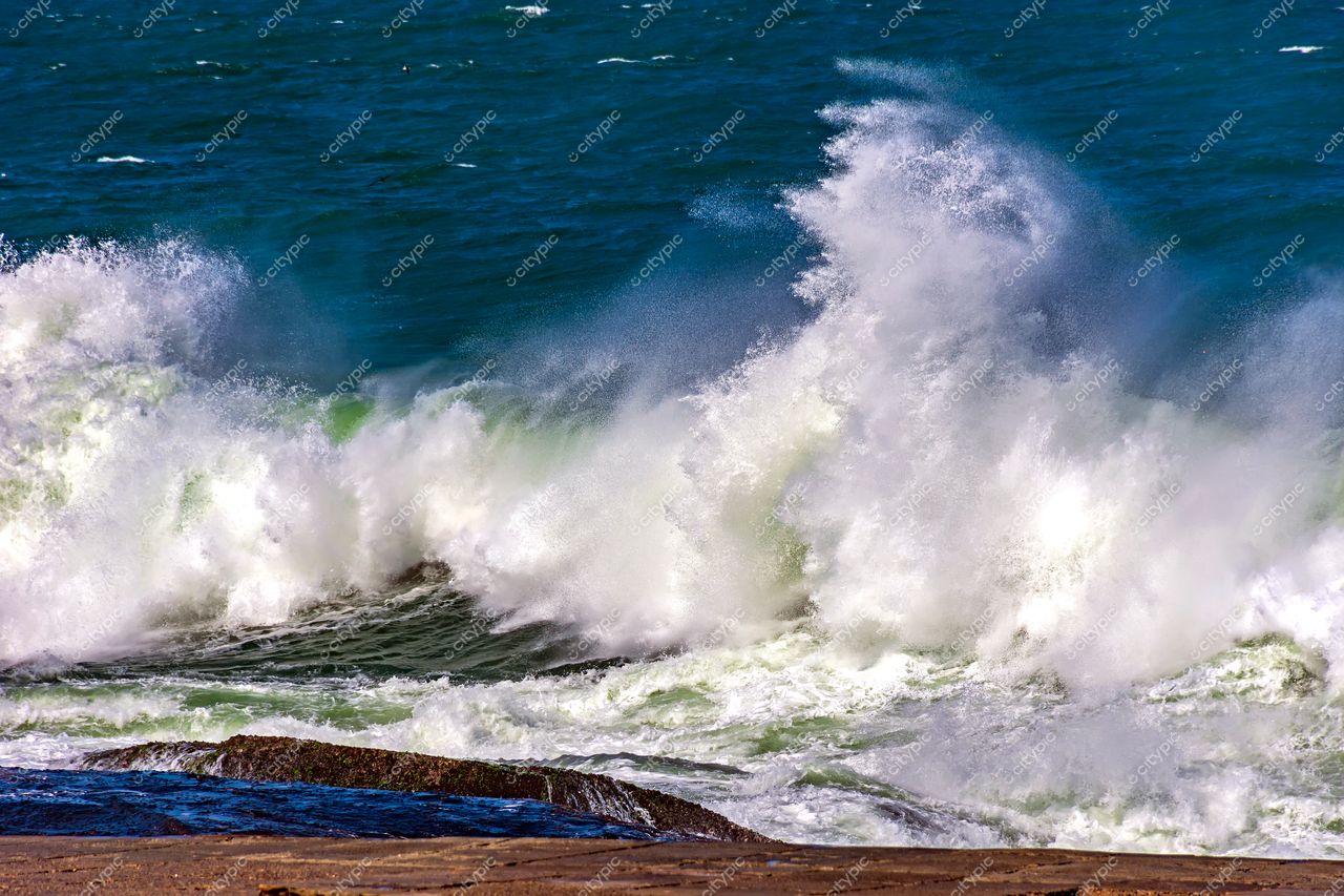 Ipanema, Rio de Janeiro: A Força do Oceano em um Espetáculo de Espuma e Energia