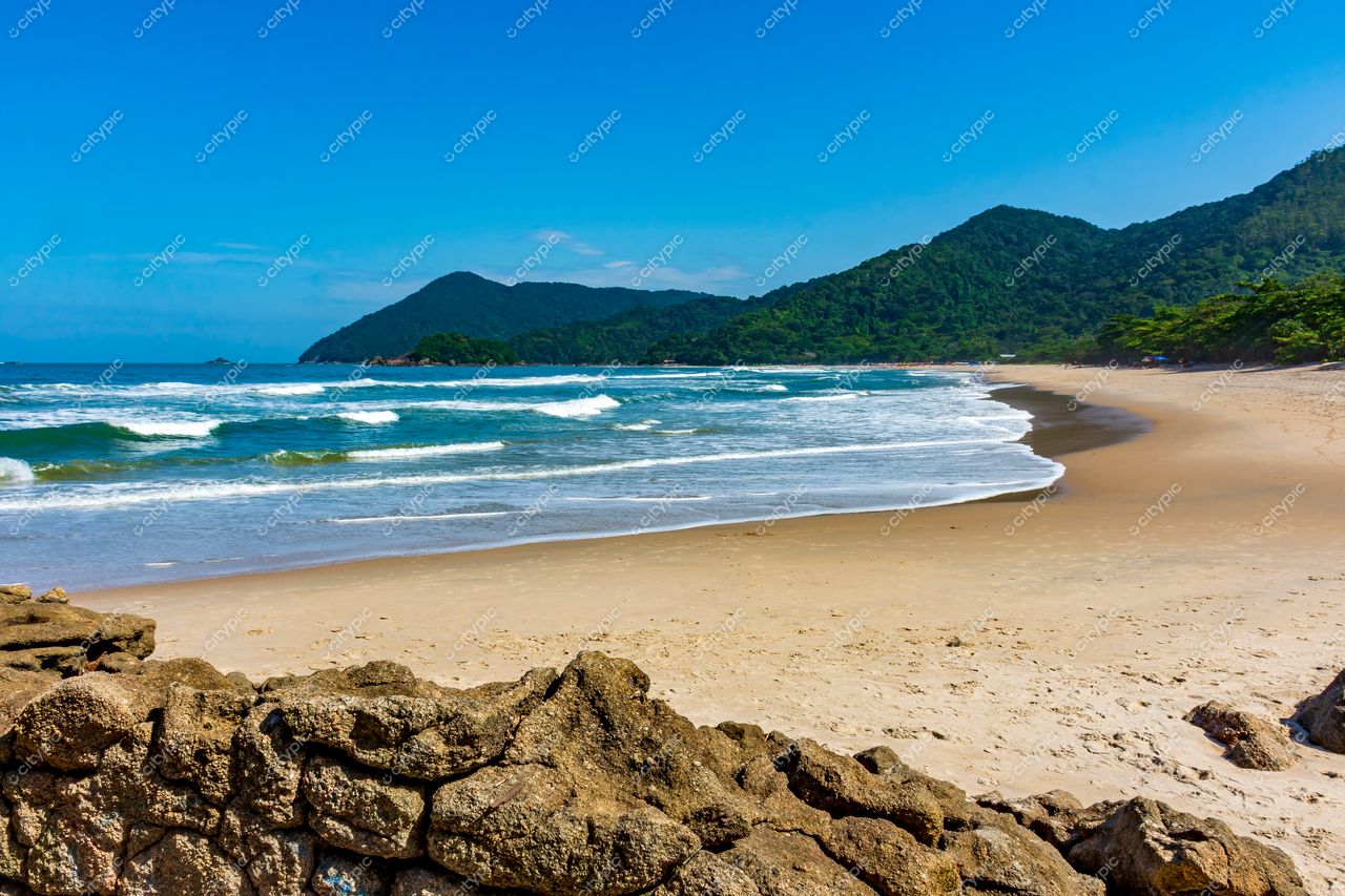 Guarujá, São Paulo: A serenidade da praia dourada e das montanhas verdes
