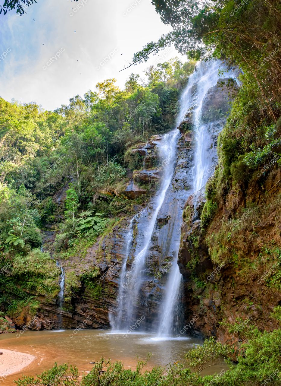 Oásis de Serenidade: A Deslumbrante Cachoeira em Meio à Vegetação Exuberante