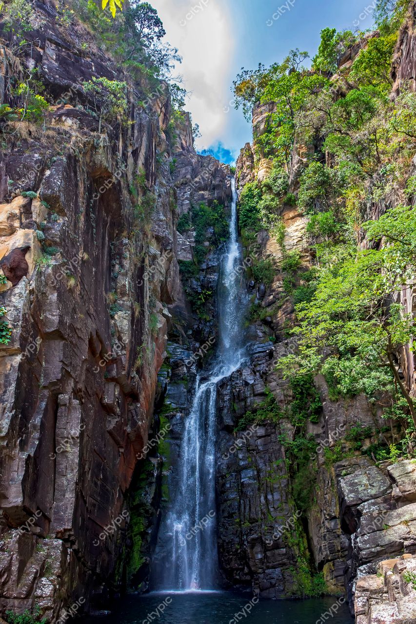 Cachoeira da Serenidade em Santana do Riacho, Minas Gerais: um convite à apreciação da natureza exuberante