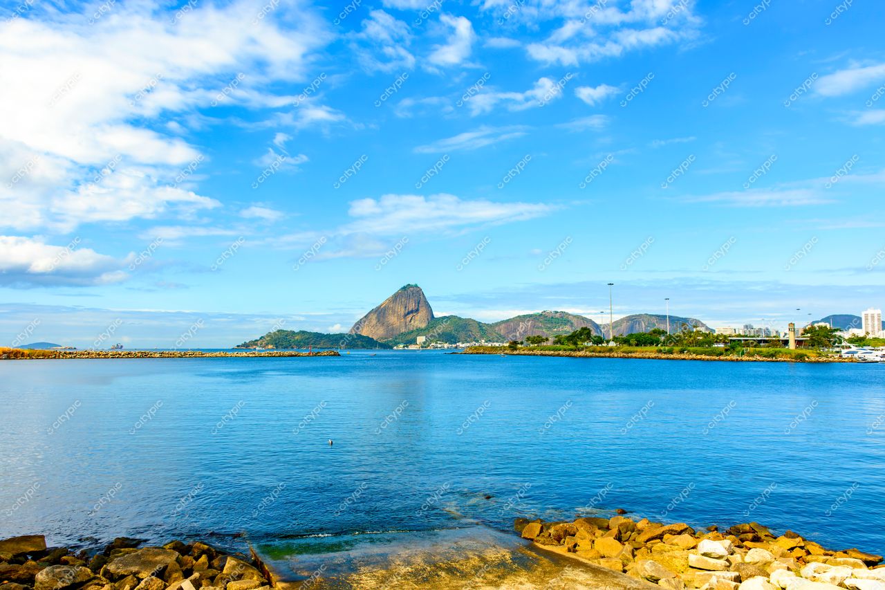 Rio de Janeiro, Brasil: Panorama sereno do Centro com o Pão de Açúcar ao fundo