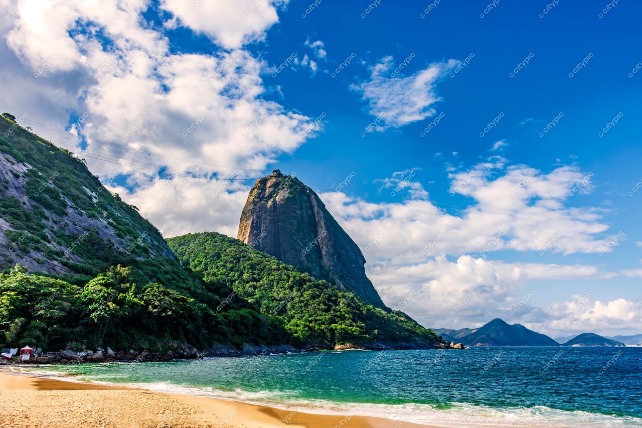 Urca, Rio de Janeiro: A deslumbrante paisagem carioca com o Pão de Açúcar ao fundo